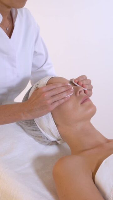 Una pell renovada comença amb un tractament adaptat a les seves necessitats ✨
#ProbiomePeel és un tractament professional en cabina que combina cinc peelings específics, seleccionats segons el diagnòstic i el tipus de pell, per afavorir una renovació profunda i visible des de la primera sessió.
El protocol es completa amb nutrició intensa, hidratació, protecció solar i la cura del microbioma per ajudar a restaurar l'equilibri de la pell.
🗓️ Demana cita al nostre centre i descobreix quin Probiome Peel és el més adequat per a tu.

-----------------------------------------------------------------

Una piel renovada empieza con un tratamiento adaptado a sus necesidades ✨
#ProbiomePeel es un tratamiento profesional en cabina que combina cinco peelings específicos, seleccionados según el diagnóstico y el tipo de piel, para favorecer una renovación profunda y visible desde la primera sesión.
El protocolo se completa con nutrición intensa, hidratación, protección solar y el cuidado del microbioma para ayudar a restaurar el equilibrio de la piel.
🗓️ Pide cita en nuestro centro y descubre qué Probiome Peel es el más adecuado para ti.