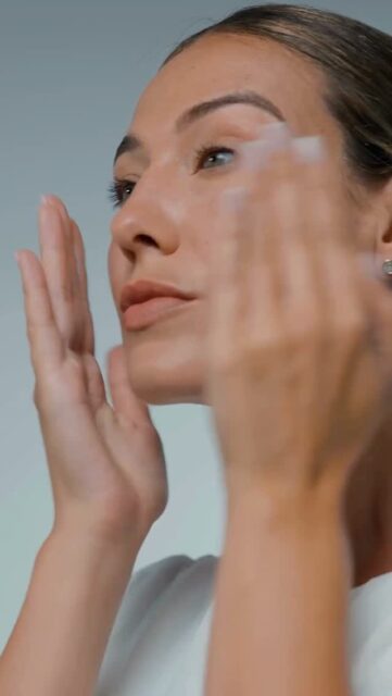 ¿Aplicas tu protector solar facial de la forma adecuada? ☀️ 
✔️ Cada mañana, úsalo sobre la piel limpia y seca, como el último paso de tu rutina de cuidado. 
✔️ Asegúrate de aplicar una cantidad suficiente y distribúyela uniformemente por el rostro, el cuello y el escote. 
✔️ Deja que el producto se absorba durante unos instantes antes de continuar con el maquillaje. 
✔️ Si la exposición al sol se prolonga, reaplica durante el día para mantener una protección óptima. 
Con la línea #AgePhotoDefense y su tecnología [D+] TECH, la fotoprotección diaria se convierte en un gesto fácil y eficaz dentro de tu rutina facial. 
#Skeyndor #esteticavilafranca