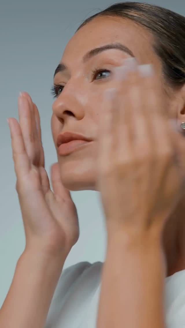¿Aplicas tu protector solar facial de la forma adecuada? ☀️ 
✔️ Cada mañana, úsalo sobre la piel limpia y seca, como el último paso de tu rutina de cuidado. 
✔️ Asegúrate de aplicar una cantidad suficiente y distribúyela uniformemente por el rostro, el cuello y el escote. 
✔️ Deja que el producto se absorba durante unos instantes antes de continuar con el maquillaje. 
✔️ Si la exposición al sol se prolonga, reaplica durante el día para mantener una protección óptima. 
Con la línea #AgePhotoDefense y su tecnología [D+] TECH, la fotoprotección diaria se convierte en un gesto fácil y eficaz dentro de tu rutina facial. 
#Skeyndor #esteticavilafranca